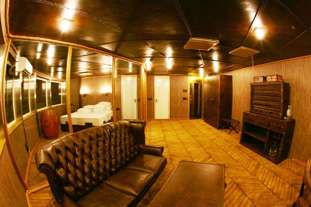 โรงแรมวินเทจ ลักซัวรี ยอร์ช โบเทล 4*